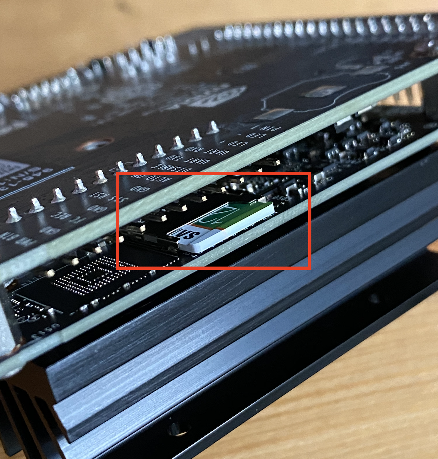 Κάρτα MicroSD τοποθετημένη στην υποδοχή Jetson Nano στην κάτω πλευρά της πλακέτας.