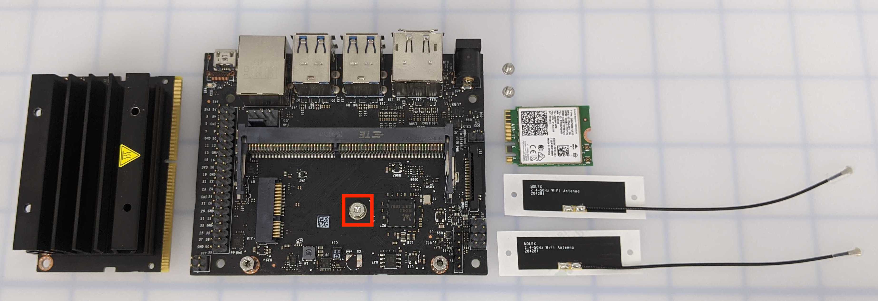 Η μονάδα Jetson Nano έχει αφαιρεθεί από την πλακέτα μεταφοράς, με την εσωτερική υποδοχή και τα εξαρτήματα εκτεθειμένα.