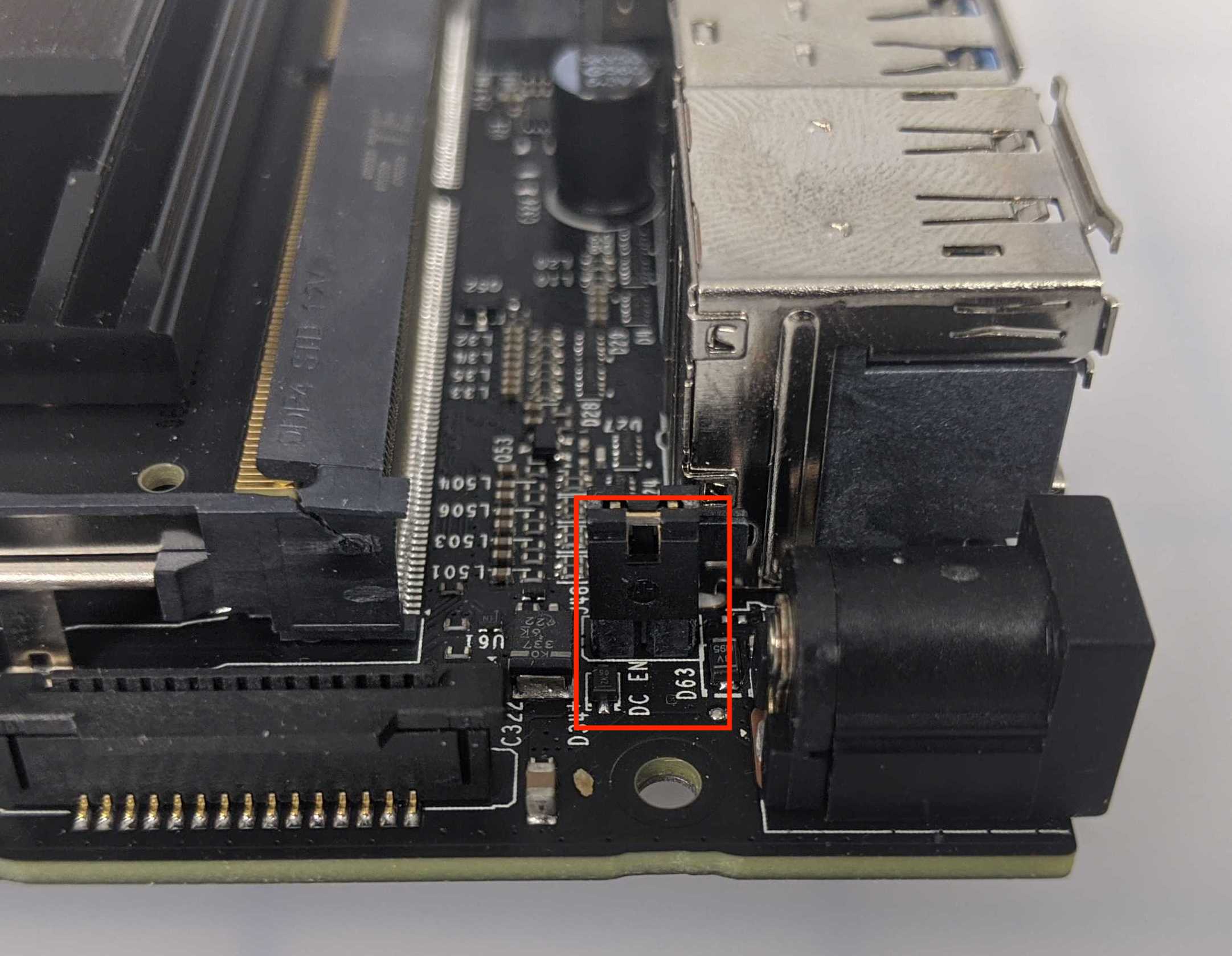 Κοντινό πλάνο του Jetson Nano που επισημαίνει τον βραχυκυκλωτήρα DC_EN κοντά στον σύνδεσμο τροφοδοσίας.