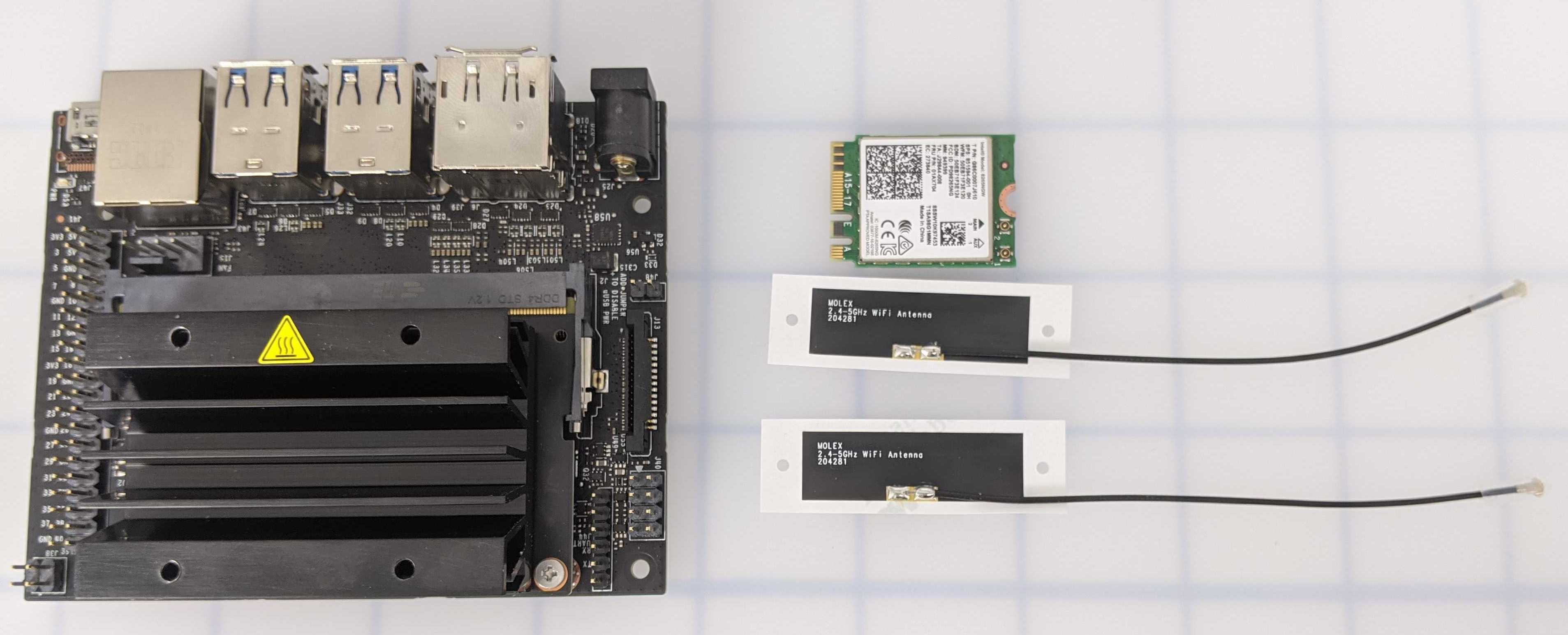 Πλακέτα Jetson Nano με μονάδα Intel Wi-Fi και δύο εξωτερικές κεραίες τοποθετημένες δίπλα της.