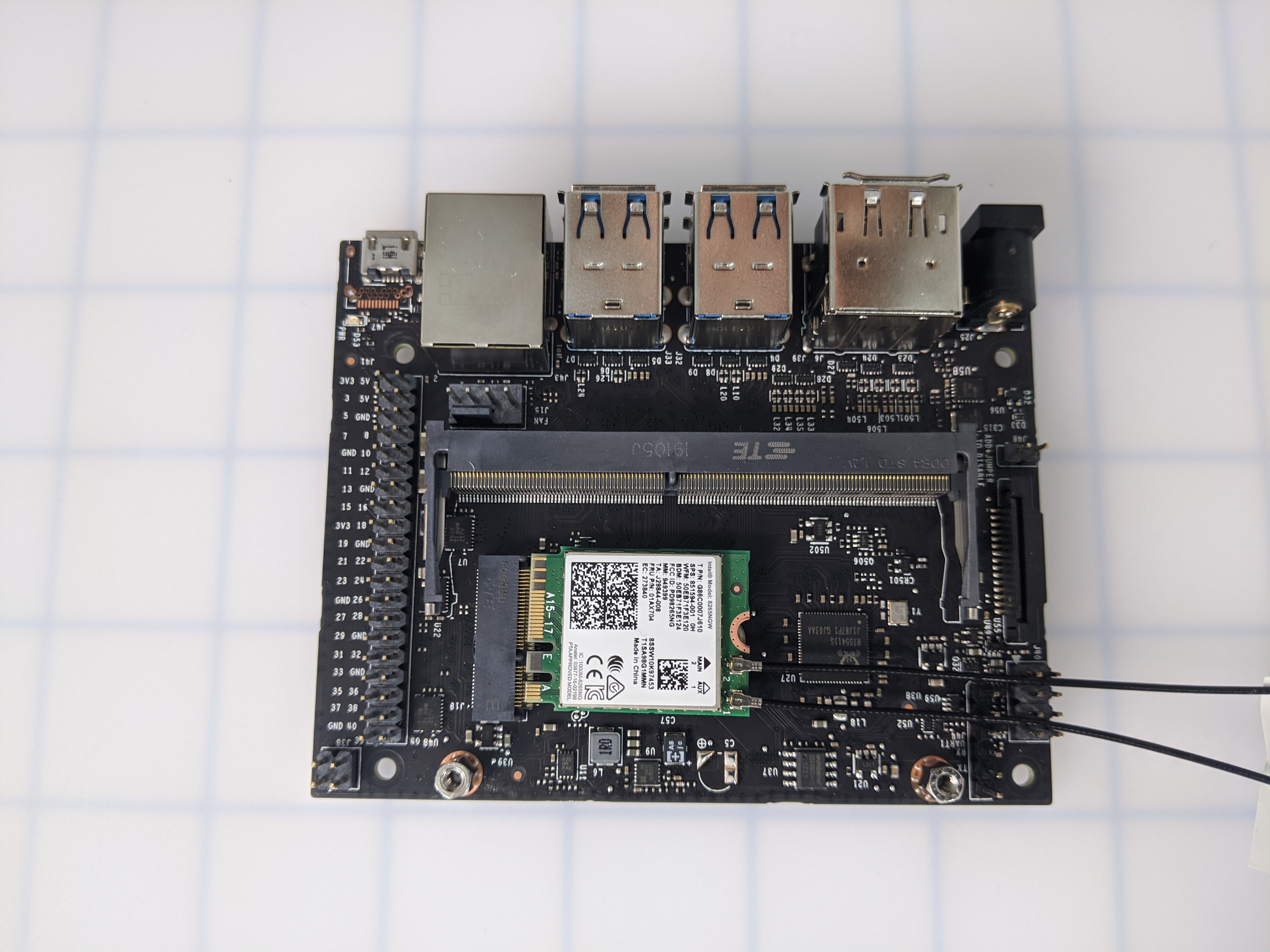 Μονάδα Intel Dual Band Wi-Fi τοποθετημένη στην πλακέτα φορέα υπό γωνία.