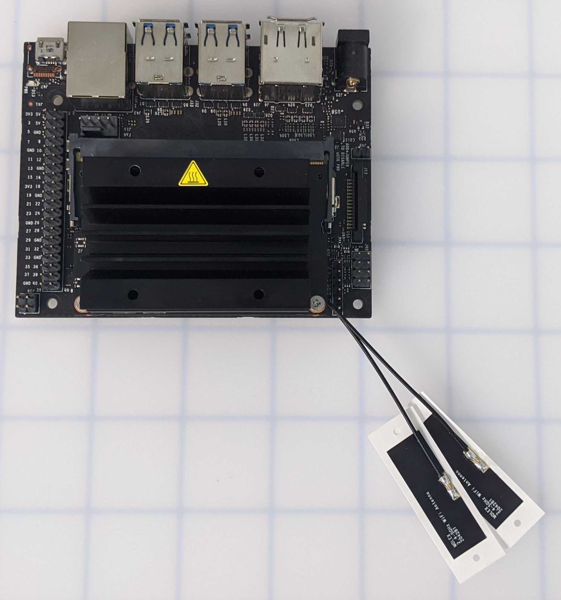 Πλακέτα Jetson Nano με εγκατεστημένη μονάδα Intel Wi-Fi και συνδεδεμένες δύο κεραίες.