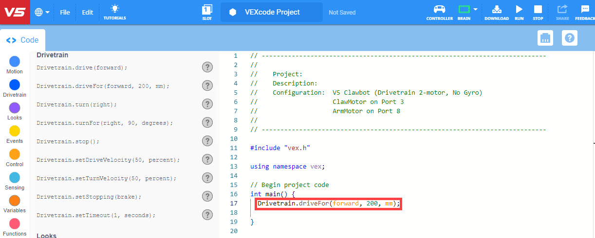 Άνοιξε το παράδειγμα έργου VEXcode V5 με το πρότυπο Clawbot (σύστημα μετάδοσης κίνησης, 2 κινητήρες, χωρίς γυροσκόπιο). Η προηγουμένως κενή γραμμή κώδικα περιέχει τώρα μια εντολή Drive for που αναφέρει Drivetrain.driveFor(forward, 200, mm);.
