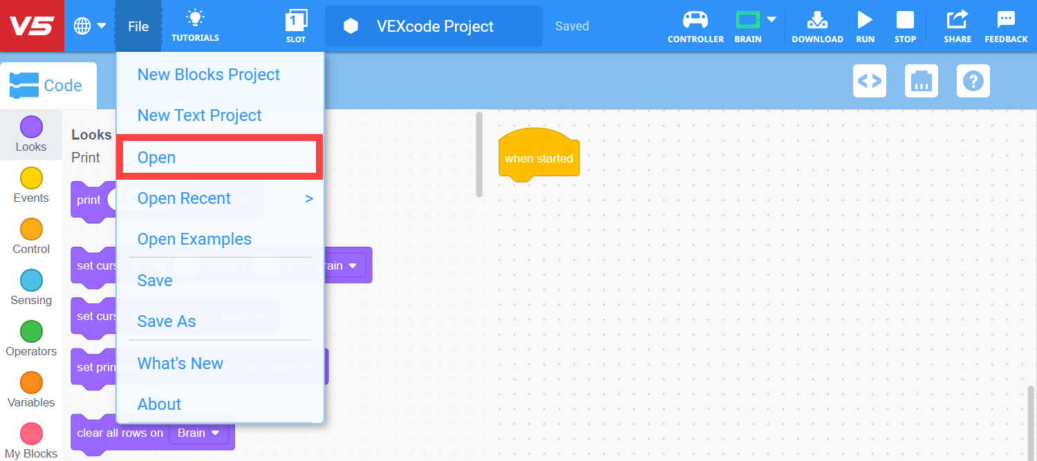 Γραμμή εργαλείων VEXcode V5 με ανοιχτό το μενού Αρχείο και επισημασμένη την επιλογή Άνοιγμα. Η τρίτη επιλογή στο μενού είναι το Άνοιγμα, κάτω από το Νέο Έργο Μπλοκ και το Νέο Έργο Κειμένου.