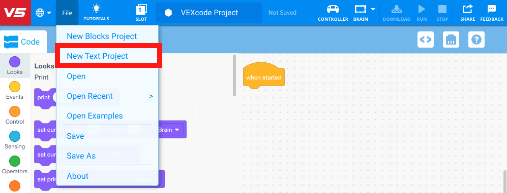 Γραμμή εργαλείων VEXcode V5 με ανοιχτό το μενού Αρχείο και επισημασμένο το Νέο Έργο Κειμένου. Η δεύτερη επιλογή στο μενού, κάτω από την επιλογή Νέα Έργα Μπλοκ. είναι η Νέα Έργα Κειμένου.