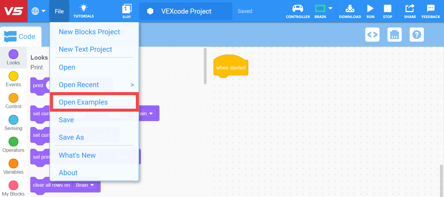 Γραμμή εργαλείων VEXcode V5 με ανοιχτό το μενού Αρχείο και επισημασμένη την επιλογή Άνοιγμα Παραδειγμάτων. Η επιλογή Άνοιγμα Παραδειγμάτων είναι η πέμπτη επιλογή στο μενού, κάτω από τα Νέα Έργα Μπλοκ, Νέο Έργο Κειμένου, Άνοιγμα και Άνοιγμα Πρόσφατων.