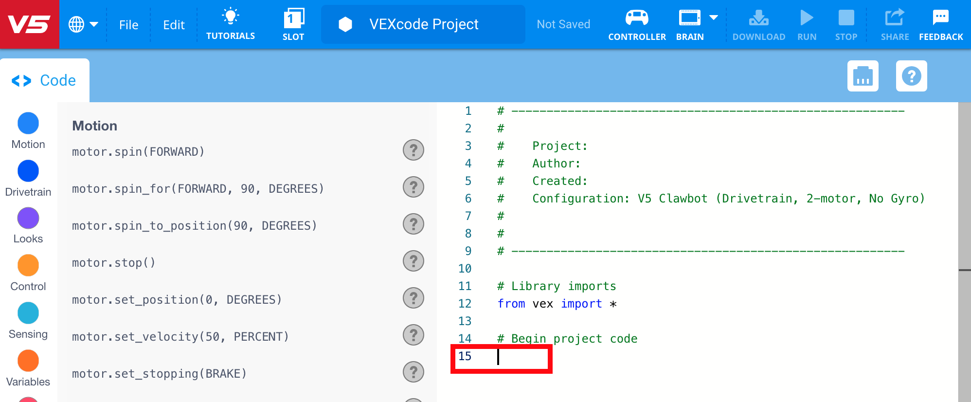 Άνοιξε το παράδειγμα έργου VEXcode V5 με το πρότυπο Clawbot (σύστημα μετάδοσης κίνησης, 2 κινητήρες, χωρίς γυροσκόπιο). Μια συγκεκριμένη κενή γραμμή κώδικα στη γραμμή 15 επισημαίνεται ακριβώς κάτω από το σχόλιο που αναφέρει "Έναρξη κώδικα έργου".