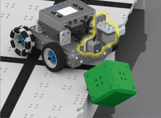Το BaseBot χρησιμοποιεί αισθητήρες απόστασης και οπτικούς αισθητήρες για να ανιχνεύσει και να ωθήσει έναν κύβο IQ από την άκρη του πεδίου.