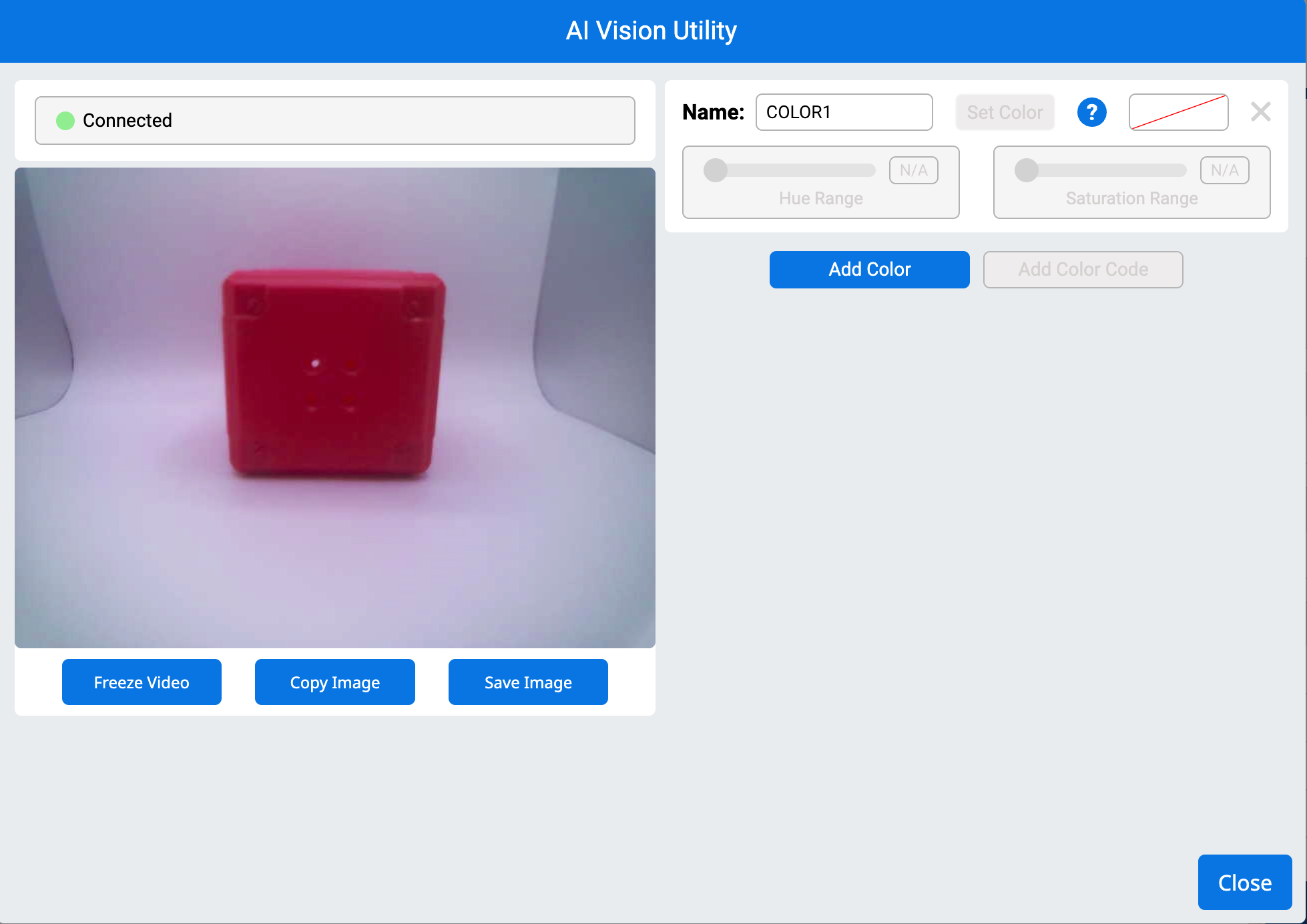 Βοηθητικό πρόγραμμα AI Vision στο VEXcode AIM. Στα αριστερά φαίνεται η ροή της κάμερας από το ρομπότ με έναν κόκκινο κύβο στο κέντρο ενός λευκού φόντου.