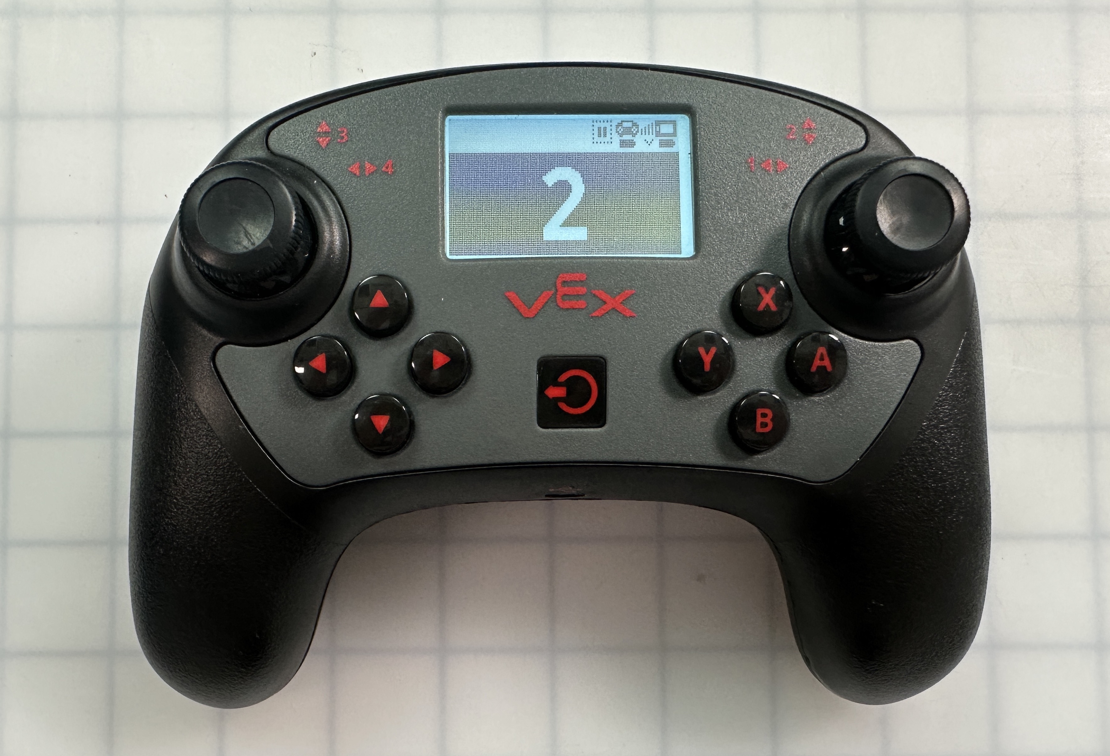 De V5-controller wordt weergegeven met een aftelling voor de start van de wedstrijd; in dit voorbeeld staat er 2.