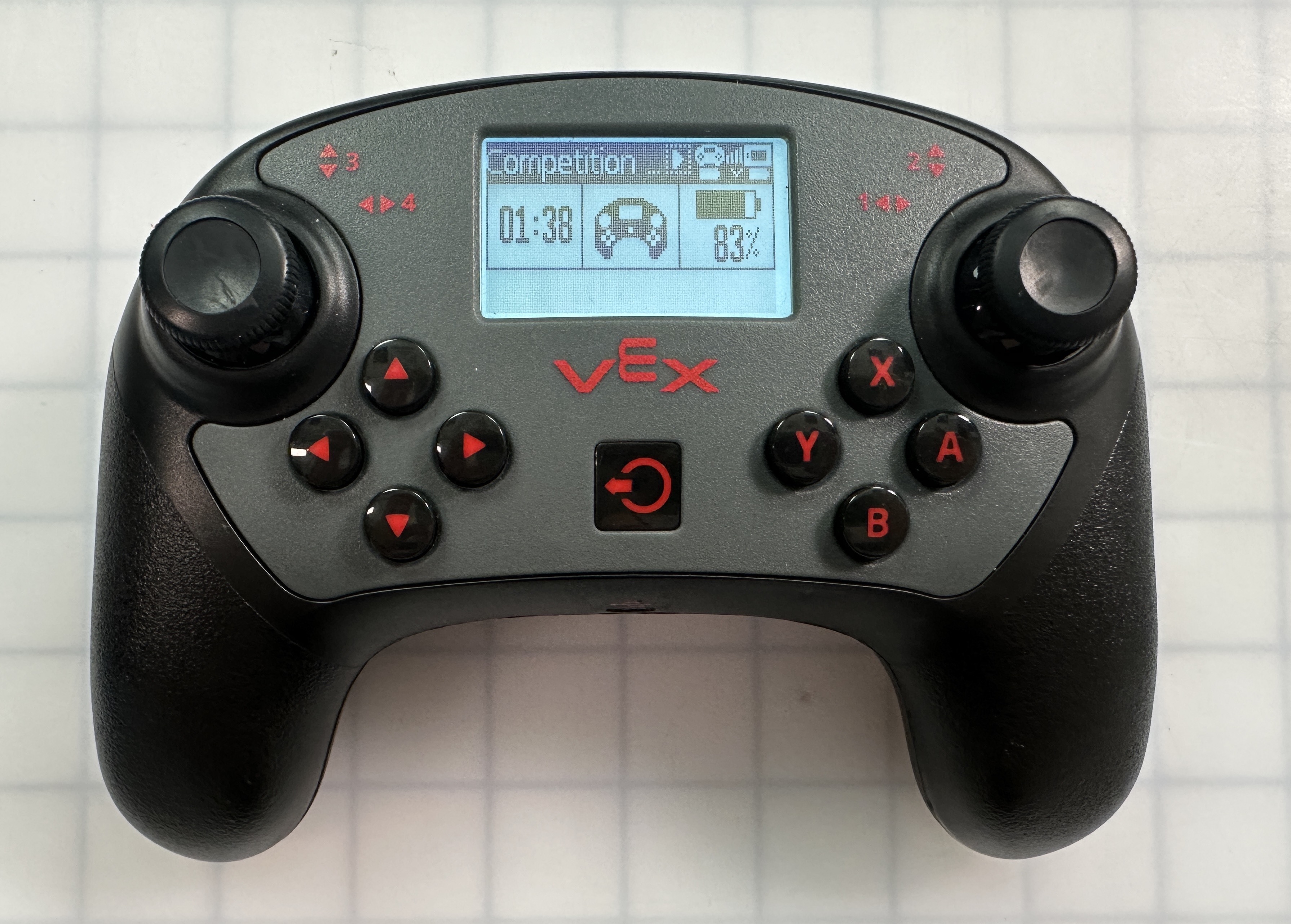 Der V5-Controller wird angezeigt, während der Fahrersteuerungsteil des Spiels läuft. Auf dem Bildschirm werden der Countdown und der aktuelle Akkustand in Prozent angezeigt.