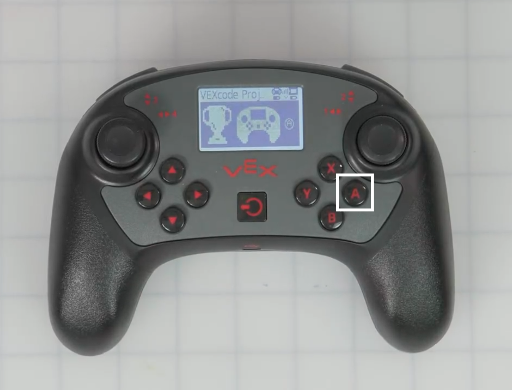 Eine Bestätigungsseite für die Fahrerfähigkeiten, auf der eine Trophäe, ein Controller und die A-Taste angezeigt werden. Die A-Taste auf dem Controller ist ebenfalls hervorgehoben.